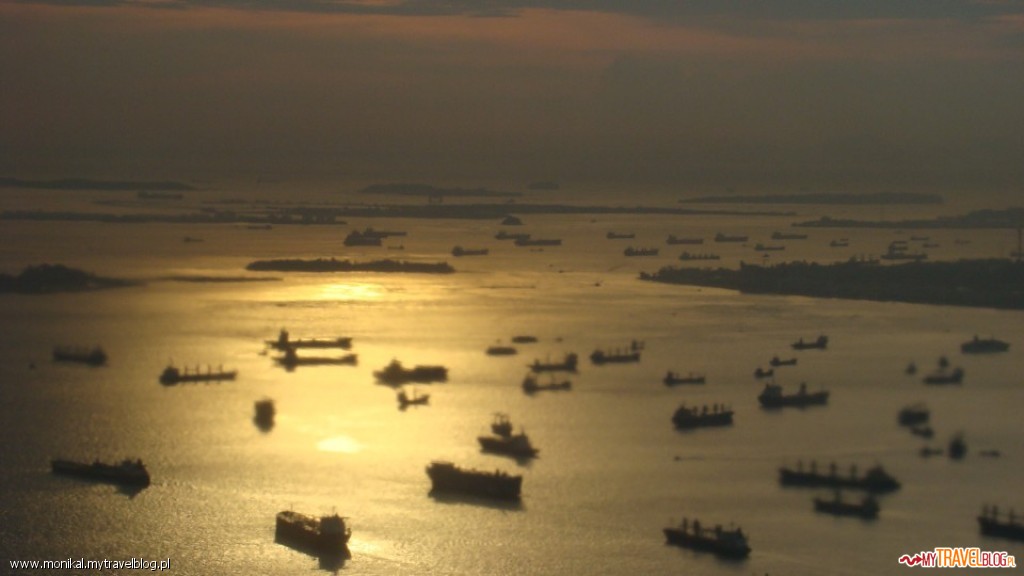 30.12.08 Landing in Singapur - it's the amazing view - dozens of ships manouvering among the small islands to reach the Singapur harbour 