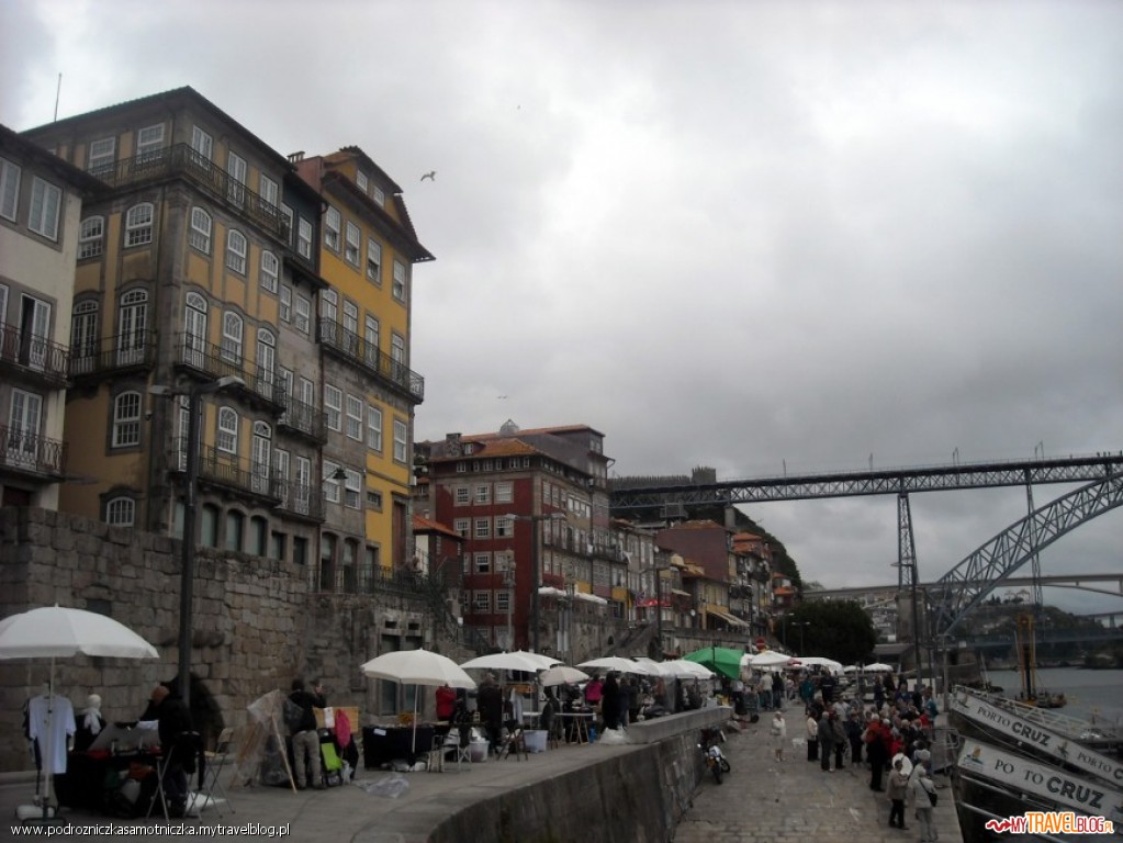 dzielnica Ribeira, w tyle most Ponte de D. Luís I