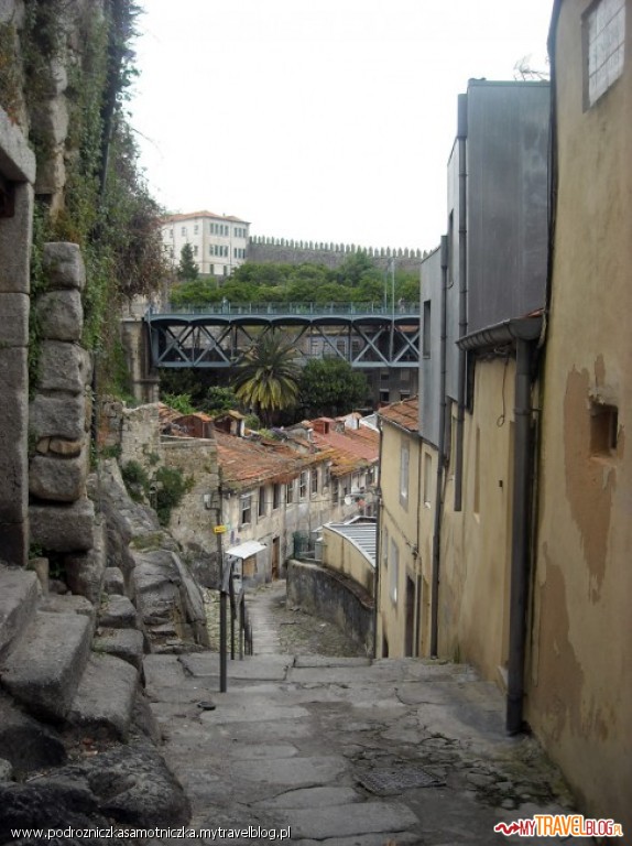 zejście w dół do dzielnicy Ribeira (po wyjściu z katedry w lewo)