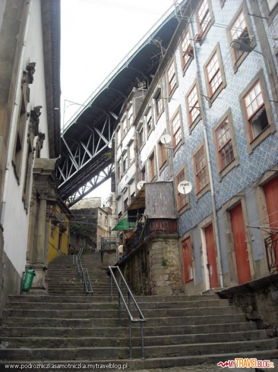 Porto- schody w kierunku górnej kondygnacji mostu Ponte de D. Luís I
